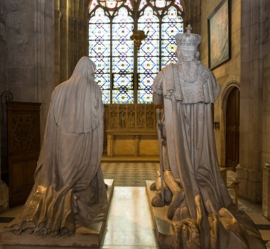 SAINT-DENIS, FRANCE FEBRUARY 12, 2015, Saint-denis Bazilikası 'nda yaslanmış heykeller, Fransız hükümdarlarının nekropolü, 12 Şubat 2015, Saint-Denis, Paris, Fransa.