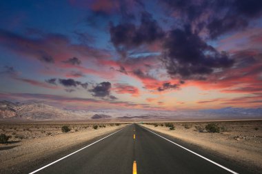 Ölüm vadisi çölünde yol çizgileri, Kaliforniya, ABD