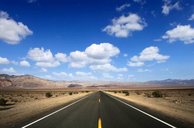 Ölüm vadisi çölünde yol çizgileri, Kaliforniya, ABD