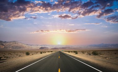 Ölüm vadisi çölünde yol çizgileri, Kaliforniya, ABD