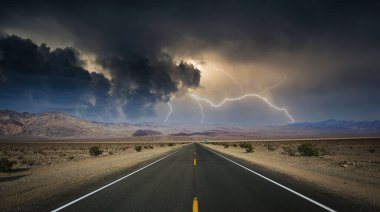 Ölüm vadisi çölünde yol çizgileri, Kaliforniya, ABD