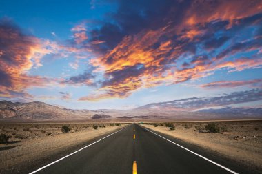 Ölüm vadisi çölünde yol çizgileri, Kaliforniya, ABD