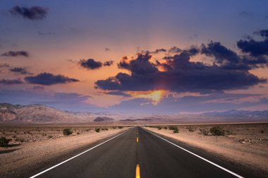 Ölüm vadisi çölünde yol çizgileri, Kaliforniya, ABD