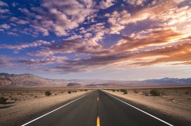 Ölüm vadisi çölünde yol çizgileri, Kaliforniya, ABD