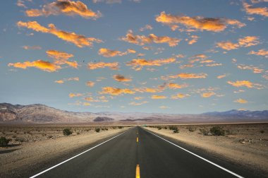 Ölüm vadisi çölünde yol çizgileri, Kaliforniya, ABD