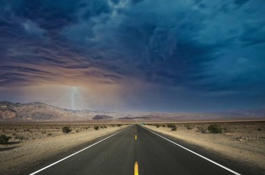 Ölüm vadisi çölünde yol çizgileri, Kaliforniya, ABD
