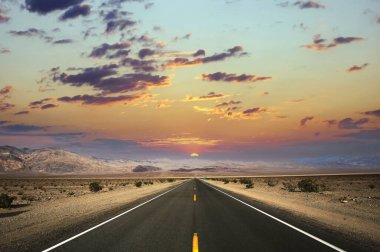Ölüm vadisi çölünde yol çizgileri, Kaliforniya, ABD