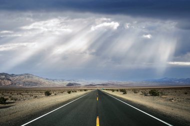 Ölüm vadisi çölünde yol çizgileri, Kaliforniya, ABD