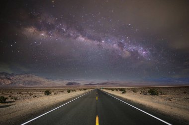 Ölüm vadisi çölünde yol çizgileri, Kaliforniya, ABD