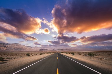 Ölüm vadisi çölünde yol çizgileri, Kaliforniya, ABD