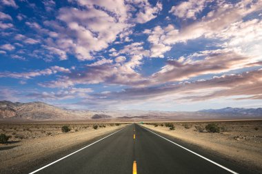 Ölüm vadisi çölünde yol çizgileri, Kaliforniya, ABD
