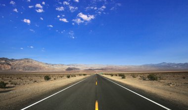 Ölüm vadisi çölünde yol çizgileri, Kaliforniya, ABD