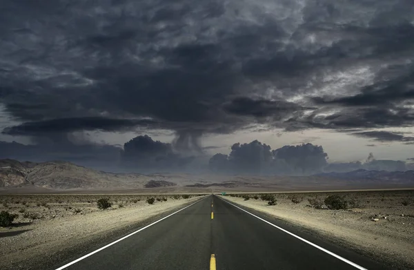 Ölüm vadisi çölünde yol çizgileri, Kaliforniya, ABD
