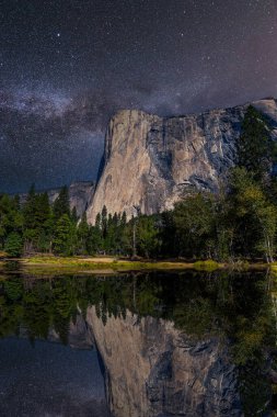 El Capitan 'ın dünyaca ünlü kaya tırmanışı duvarı, Yosemite Ulusal Parkı, Kaliforniya, ABD