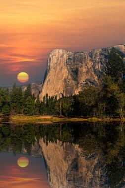 El Capitan 'ın dünyaca ünlü kaya tırmanışı duvarı, Yosemite Ulusal Parkı, Kaliforniya, ABD