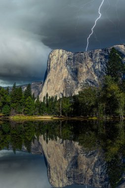 El Capitan 'ın dünyaca ünlü kaya tırmanışı duvarı, Yosemite Ulusal Parkı, Kaliforniya, ABD