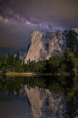 El Capitan 'ın dünyaca ünlü kaya tırmanışı duvarı, Yosemite Ulusal Parkı, Kaliforniya, ABD