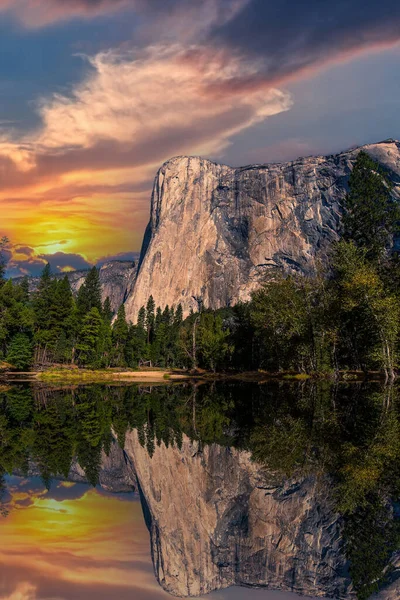 Parede Escalada Mundialmente Famosa Capitan Parque Nacional Yosemite Califórnia Eua — Fotografia de Stock