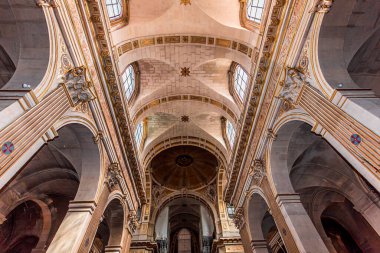 PARIS, FRANCE, 28 HAZİRAN 2022: Paris, Fransa 'daki Saint Louis en l' ile kilisesinin mimari detayları