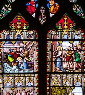 BELLEME, ORNE, FRANCE, 28 Mart 2022: kilise azizi Sauveur 'ün vitray süslemeleri