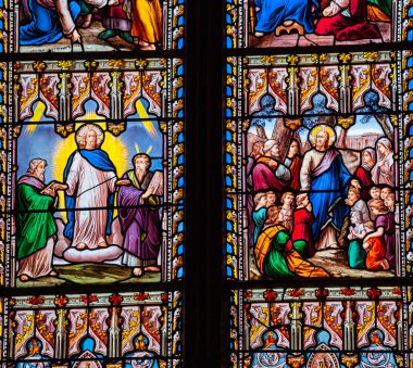 BELLEME, ORNE, FRANCE, 28 Mart 2022: kilise azizi Sauveur 'ün vitray süslemeleri