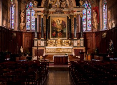 BELLEME, ORNE, FRANCE, 28 Mart 2022: kilise azizi Sauveur 'ün vitray süslemeleri