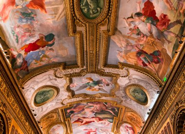 PARIS, FRANCE, ECTOBER 20, 2022 Mazarin galerisinin tavan freskleri ve sıva dekorları, Ulusal Kütüphane, Richelieu sitesi, Paris, Fransa İtalyan ressamlar Giovanni Francesco Romanelli, Gian FrancescoGrimaldi, 17. yüzyıl