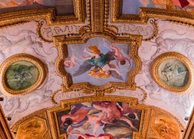 PARIS, FRANCE, ECTOBER 20, 2022 Mazarin galerisinin tavan freskleri ve sıva dekorları, Ulusal Kütüphane, Richelieu sitesi, Paris, Fransa İtalyan ressamlar Giovanni Francesco Romanelli, Gian FrancescoGrimaldi, 17. yüzyıl