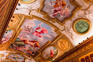 PARIS, FRANCE, ECTOBER 20, 2022 Mazarin galerisinin tavan freskleri ve sıva dekorları, Ulusal Kütüphane, Richelieu sitesi, Paris, Fransa İtalyan ressamlar Giovanni Francesco Romanelli, Gian FrancescoGrimaldi, 17. yüzyıl