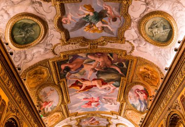 PARIS, FRANCE, ECTOBER 20, 2022 Mazarin galerisinin tavan freskleri ve sıva dekorları, Ulusal Kütüphane, Richelieu sitesi, Paris, Fransa İtalyan ressamlar Giovanni Francesco Romanelli, Gian FrancescoGrimaldi, 17. yüzyıl