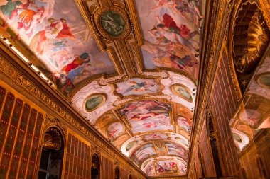 PARIS, FRANCE, ECTOBER 20, 2022 Mazarin galerisinin tavan freskleri ve sıva dekorları, Ulusal Kütüphane, Richelieu sitesi, Paris, Fransa İtalyan ressamlar Giovanni Francesco Romanelli, Gian FrancescoGrimaldi, 17. yüzyıl