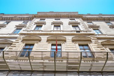 Beyoğlu, İstanbul, Türkiye - 08.03.2021: Ortodoks Hıristiyanlar tarafından Taksim 'deki Özel Yunan Rum Zapyon İlköğretim İlköğretim Okulu' nun tarihi inşasına düşük açı