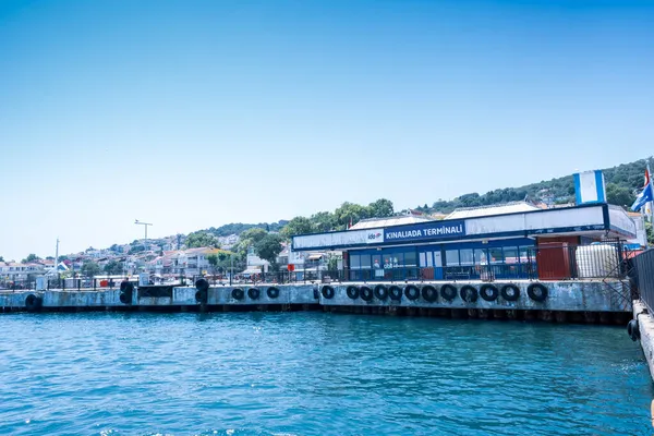 Kinaliada, İstanbul, Türkiye - 07.30. 2021: IDO yolcu gemileri için ada feribot terminali seyahati için bulutsuz bir yaz günü seyahat tatili konsepti