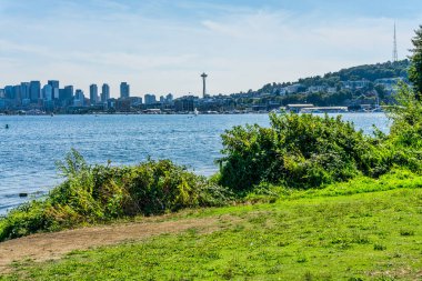 Lake Union 'daki binaların manzarası. Fotoğraf Seattle, Washington 'daki Gasworks Park' tan çekildi..