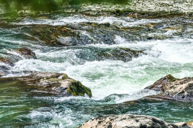 Washington 'daki Snoqualmie Nehri' ndeki kayaların üzerinde akıntılar.