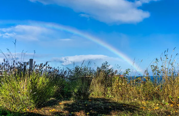 Port Angeles, Washington 'da bir gökkuşağı. Mavi gökyüzü.