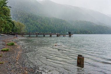 Washington 'daki Crescent Gölü kıyısında bir iskele..