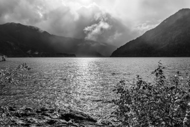 Washington 'da Crescent Gölü ve tepeler.