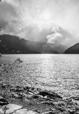 Washington 'da Crescent Gölü ve tepeler.