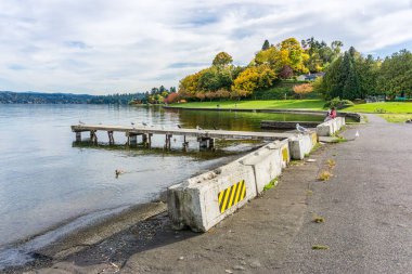 Sonbaharda Washington Gölü kıyısında bir yürüyüş yolu..