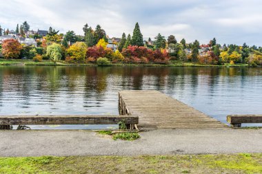Sonbaharda Seattle 'daki Washington Gölü boyunca rıhtım ve evler..