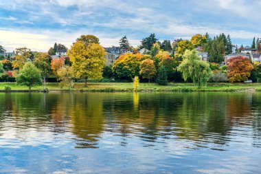 Evler sonbaharda Seattle 'da Washington Gölü kıyısında..