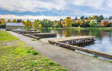 Sonbaharda Seattle 'daki Washington Gölü boyunca rıhtım ve evler..