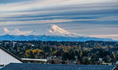 Des Moines, Washington 'dan Rainier Dağı manzarası.