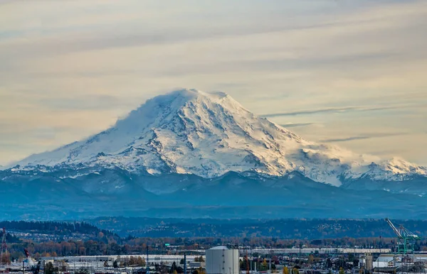 Washington 'daki Tacoma Limanı ve Rainier Dağı..
