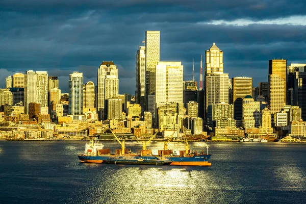 夕日がシアトルの街を照らすエリオット湾 — ストック写真