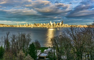 Batan güneş, Seattle şehrini Elliott Körfezi akroolarına çeviriyor..