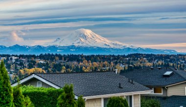 Des Moines, Washington 'dan Rainier Dağı manzarası.