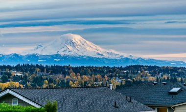 Des Moines, Washington 'dan Rainier Dağı manzarası.