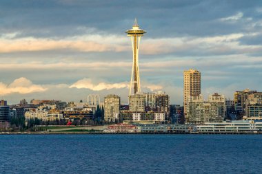 Batan güneş, Seattle şehrinin bir kısmını Elliott Körfezi boyunca parlatıyor..